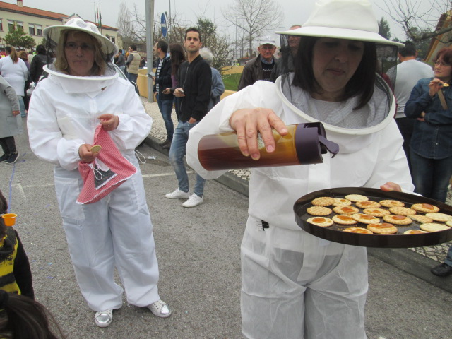 no desfile os apicultores do JI oferecem à população mel